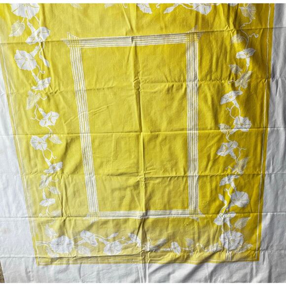 Vintage mid century cotton tablecloth faded yellow pattern on white rectangle - Picture 8 of 9